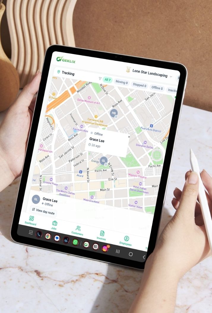 Live GPS tracking of field teams in Geklix